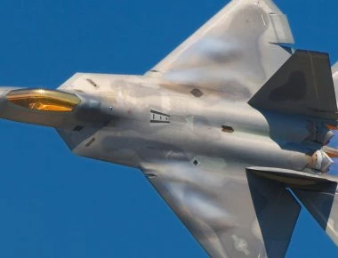 Οι Ρώσοι ισχυρίζονται ότι Su-35 «είδε» F-22 με υπέρυθρες και το «λοκάρισε» (φωτό)